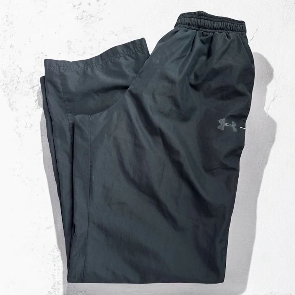 Women’s Underarmour loose fit mesh lined black/white athletic pants size M